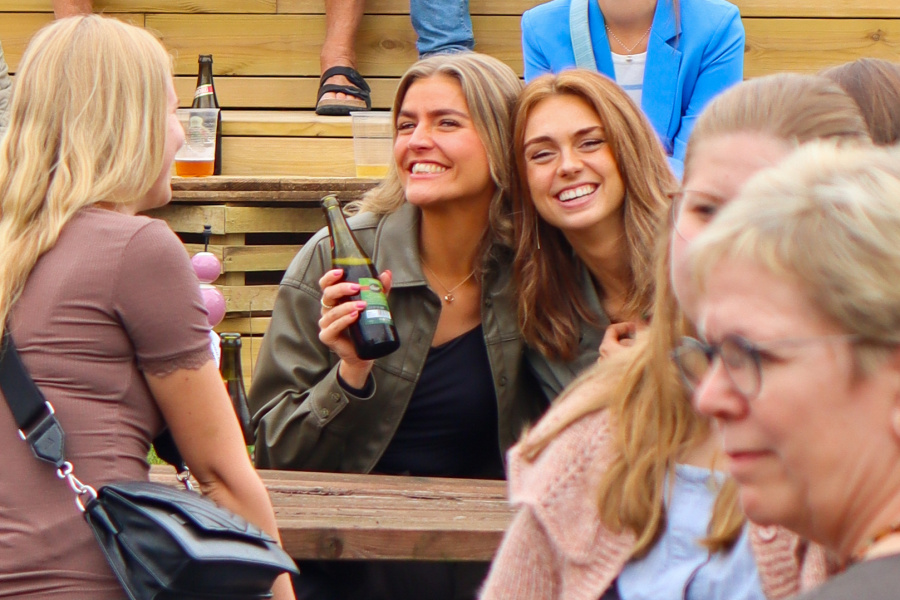 Mennesker der smiler sammen udenfor
